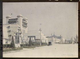 Image représentant L'Exposition des arts décoratifs, L'esplanade des Invalides. A gauche le Pavillon de Mulhouse, le Jardin de Vacherot et Riousse et l'Hôtel du Collectionneur