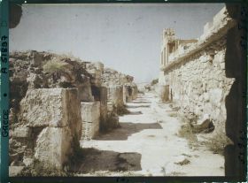 Image représentant Dans la partie occidentale du Palais, le corridor des magasins (réserves de denrées), vu vers le nord