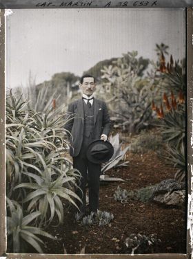 Image représentant Un médecin japonais, reçu par Albert Kahn en même temps que le prince et la princesse Kitashirakawa, dans le jardin de la villa