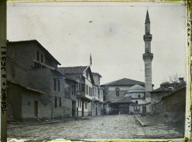 Image représentant Une rue aboutissant à la mosquée Haci Bayram. A gauche, surmontée d'un drapeau, la maison abritant l'ambassade afghane