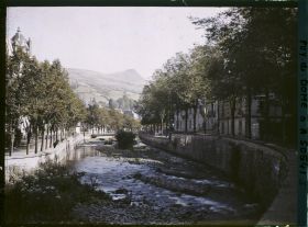 Image représentant France, La Bourboule, Les bords de la Dordogne - vers l'amont