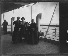 Image représentant Passagers des 2emes classes sur la plateforme située à la poupe du navire