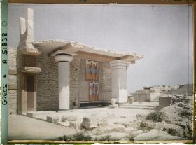 Image représentant Les Propylées sud du Palais, avec la fresque des porteurs d'offrandes