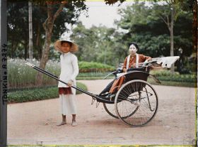 Image représentant Une jeune élégante de la classe aisée, en pousse-pousse dans un jardin public