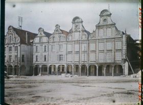 Image représentant France, Arras, Grande Place, Groupe de maisons remises en état