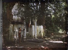 Image représentant Une partie de la cour intérieure du temple de Linh-lang, où se tient un enfant