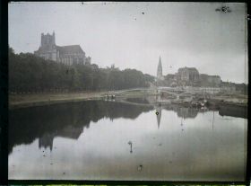 Image représentant La cathédrale Saint-Etienne d'Auxerre et l'Yonne, vue prise depuis le pont Paul Bert
