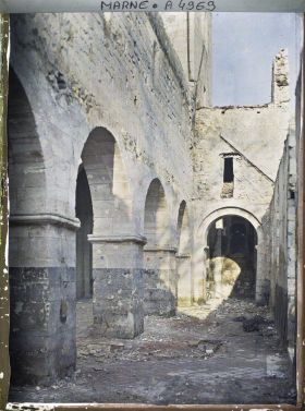 Image représentant L'église Saint-Denis après les bombardements du 7 février