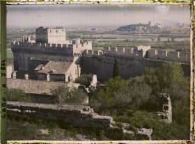 Image représentant Les remparts du fort Saint-André avec vue au deuxième plan du Palais des Papes à Avignon