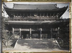 Image représentant Vue de l'extérieur de la Sanmon (porte monumentale à deux niveaux) du temple Chion-in