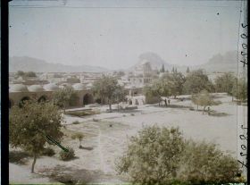 Image représentant La grande place (du Palais des Gouverneurs -?-), vers le mausolée d'Ahmed ChâhDourrâni (1747-1772)