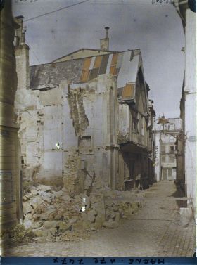 Image représentant Maisons de type moyenâgeux en ruine rue de Nanteuil