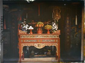 Image représentant Un autel dédié au culte des Trois Mondes, chargé d'offrandes dans un petit temple