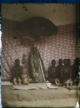 Image représentant Sacrifice à la tête : femmes du roi Houdji entourant les insignes de la royauté à l'occasion de la séparation du crâne du roi défunt de son corps