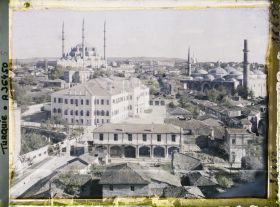 Image représentant Selimiye Camii (Mosquée du Sultan Selim II, ou (Grande Mosquée) à gauche. A droite, l'Eski Camii (la Vieille Mosquée)