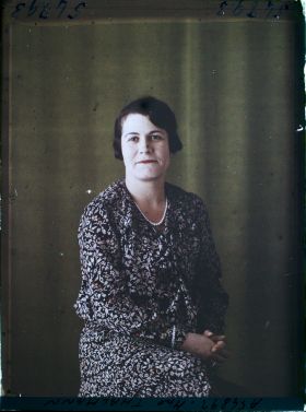 Image représentant https://musee-albert-kahn.s-museum.fr/home/NWQ2OTAwYzNmYjZlZTk1ZWQwODJmMjY4L2dlbmVyaWMtbm90aWNlLXRhYi9hdXRob3JpdHkvNjE3YTc5ZjVjZjhiODk2OGIzMzM3ZDIx/5d6900c3fb6ee95ed082f268/generic-notice-tab/authority/617a79ebcf8b8968b33378a9 Madame L. Thalmann