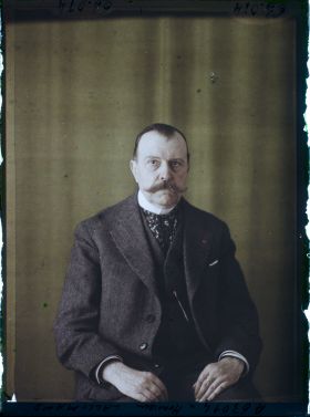 Image représentant https://musee-albert-kahn.s-museum.fr/home/NWQ2OTAwYzNmYjZlZTk1ZWQwODJmMjY4L2dlbmVyaWMtbm90aWNlLXRhYi9hdXRob3JpdHkvNjE3YTc5ZjVjZjhiODk2OGIzMzM3ZDIx/5d6900c3fb6ee95ed082f268/generic-notice-tab/authority/617a79ebcf8b8968b33370a2 Monsieur Lallemand