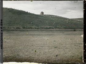 Image représentant Cimetière turc de Gazi Baba sur fond de ciel noir