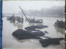 Image représentant La crue de la Seine depuis le quai Branly vers le viaduc de Passy, actuel pont de Bir-Hakeim