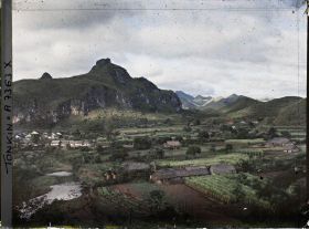 Image représentant Un panorama sur le village et les montagnes, pris du poste militaire