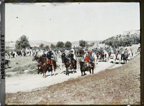 Image représentant Le général Gouraud entouré de son état-major et de deux escadrons de cavalerie