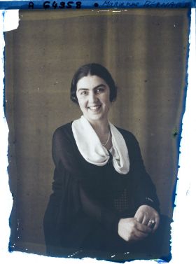 Image représentant https://musee-albert-kahn.s-museum.fr/home/NWQ2OTAwYzNmYjZlZTk1ZWQwODJmMjY4L2dlbmVyaWMtbm90aWNlLXRhYi9hdXRob3JpdHkvNjE3YTc5ZjVjZjhiODk2OGIzMzM3ZDIx/5d6900c3fb6ee95ed082f268/generic-notice-tab/authority/617a79ebcf8b8968b3336893 Mademoiselle Marianne Bernard