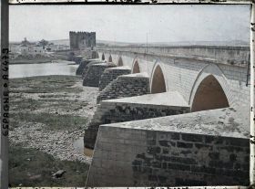 Image représentant Espagne, Cordoue, Pont sur le Guadalquivir, au fond, la Tour de Calahorra