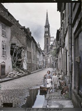 Image représentant Une rue au passage d'un avion