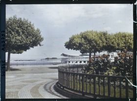 Image représentant La rade et l'arrière d'un bateau de la CGN depuis le Jardin anglais