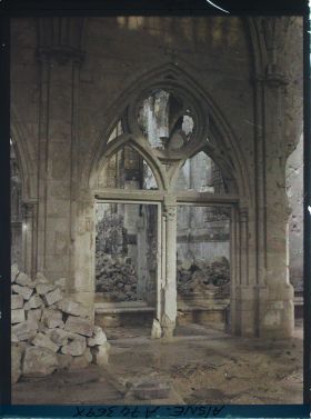 Image représentant Vue sur une ouverture gothique dont les vitraux ont disparu