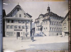 Image représentant La Dorfplatz de Sarnen avec sa fontaine de 1604 et le Rathaus