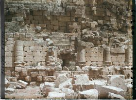 Image représentant L'entrée du tombeau de la Chrétienne, située sur la façade sud-est