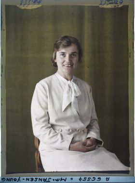 Image représentant https://musee-albert-kahn.s-museum.fr/home/NWQ2OTAwYzNmYjZlZTk1ZWQwODJmMjY4L2dlbmVyaWMtbm90aWNlLXRhYi9hdXRob3JpdHkvNjE3YTc5ZjVjZjhiODk2OGIzMzM3ZDIx/5d6900c3fb6ee95ed082f268/generic-notice-tab/authority/617a79ebcf8b8968b3336fba Madame Jansen-Young