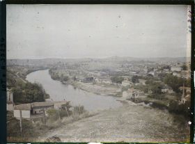 Image représentant France, Cahors, Vue panoramique prise des hauteurs de la rive gauche du Lot vers le nord