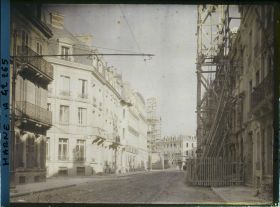 Image représentant France, Reims, La rue Thiers, au fond la place de l'Hôtel de Ville