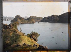 Image représentant Une vue sur les rochers de la " Limace " et du " Crapaud ", entre Hon-gai et  " Port Perceval "