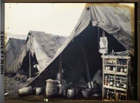 Image représentant Un marché avec une tente spécialisée dans la vente d'alcools ou de boissons