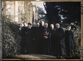 Image représentant Monseigneur Ricard, évêque de Nice, entouré de membres de l'Institut catholique