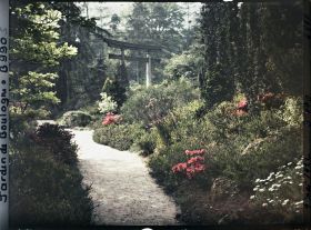 Image représentant Chemin fleuri menant du verger-roseraie à proximité du torii et des ponts du " sanctuaire japonais "
