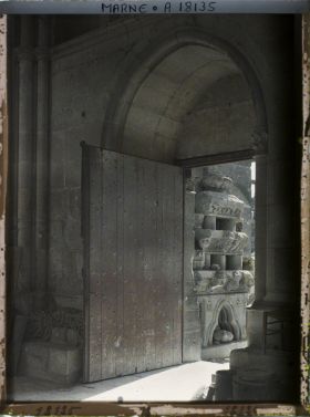 Image représentant France, Reims, Intr de la Cathédrale : débris