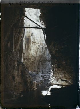 Image représentant Algérie, Constantine, Au fond des gorges, Dans les gorges