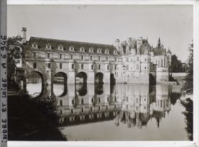 Image représentant Le château se reflétant sur le Cher