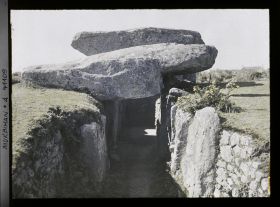 Image représentant Le couloir d'entrée du dolmen de la Table des Marchand