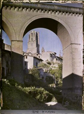 Image représentant La cathédrale Sainte-Cécile, vue prise sous la voûte du chemin de fer