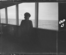 Image représentant Une passagère de 2eme classe pose sur la coursive