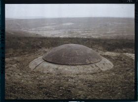 Image représentant France, Fort de Douaumont, Une coupole de 75 qui a résisté aux bombardements (fort de Douaumont)