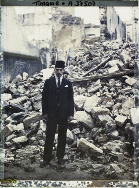 Image représentant Mustapha Talib, "agent n° 298", au milieu des décombres