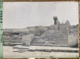 Image représentant Dans la cour centrale du Palais, l'escalier monumental ouest