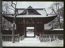 Image représentant Shiba-koen (parc de Shiba) : première porte de l'entrée d'un mausolée Tokugawa