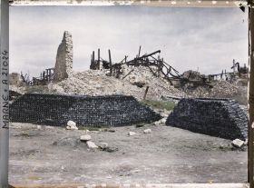 Image représentant France, Courcy, Bouteilles récupérées dans les ruines de la Verrerie